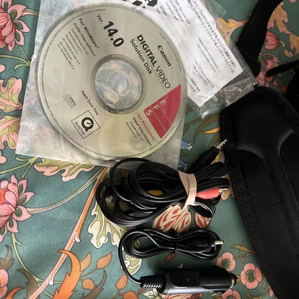 Canon ZR200 Bundle Bag SD Remote 3x Battery AV/Charging Cord Tapes Manual TESTED